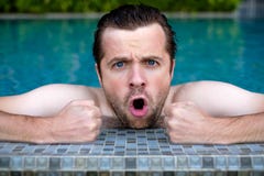 L'homme caucasien est fâché et cri tout en nageant dans la piscine photo libre de droits L'homme caucasien est fâché et cri tout en nageant dans la piscine photo libre de droits