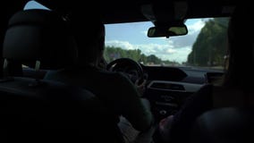 L'homme conduit la voiture et la femme trouve la déroute par le navigateur, reposant l'intérieur une voiture mobile pendant la jo banque de vidéos L'homme conduit la voiture et la femme trouve la déroute par le navigateur, reposant l'intérieur une voiture mobile pendant la jo banque de vidéos