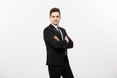 L'homme d'affaires heureux a isolé - l'homme bel réussi se tenant avec les bras croisés d'isolement au-dessus du fond blanc image stock L'homme d'affaires heureux a isolé - l'homme bel réussi se tenant avec les bras croisés d'isolement au-dessus du fond blanc image stock