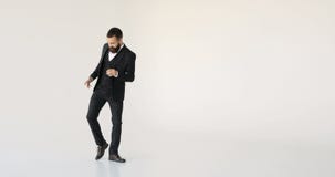 L'homme d'affaires a isolé le tir dans le studio et d'isolement sur un fond blanc fait de diverses danses drôles L'homme d'affaires a isolé le tir dans le studio et d'isolement sur un fond blanc fait de diverses danses drôles