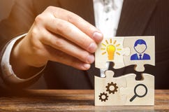 L'homme d'affaires rassemble des puzzles avec l'image des attributs de faire des affaires Concept de planification de stratégie O images stock L'homme d'affaires rassemble des puzzles avec l'image des attributs de faire des affaires Concept de planification de stratégie O images stock
