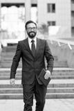 L'homme d'affaires se tient à l'immeuble de bureaux avec le comprimé à disposition personne habillée dans le costume et la chemis images stock L'homme d'affaires se tient à l'immeuble de bureaux avec le comprimé à disposition personne habillée dans le costume et la chemis images stock