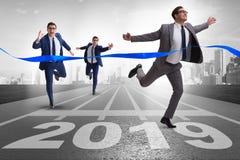 L'homme d'affaires sur la ligne d'arrivée dans la course pour 2019 photo stock L'homme d'affaires sur la ligne d'arrivée dans la course pour 2019 photo stock