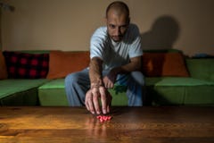 L'homme d?prim? souffrant de la d?pression suicidaire veulent commettre le suicide en prenant les drogues et les pilules fortes d photos stock L'homme d?prim? souffrant de la d?pression suicidaire veulent commettre le suicide en prenant les drogues et les pilules fortes d photos stock