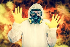 L'homme dans des combinaisons avec le masque de gaz montre le geste d'arrêt photos libres de droits L'homme dans des combinaisons avec le masque de gaz montre le geste d'arrêt photos libres de droits