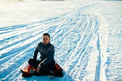 L'homme dans le chandail chaud avec une barbe marche sur la rue pendant l'hiver dans un jour ensoleillé chaud à la rivière photographie stock L'homme dans le chandail chaud avec une barbe marche sur la rue pendant l'hiver dans un jour ensoleillé chaud à la rivière photographie stock