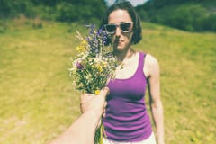 L'homme donne un bouquet sur la femme photo stock L'homme donne un bouquet sur la femme photo stock