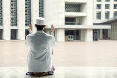 L'homme dévot prie à l'Allah dans la mosquée photographie stock libre de droits L'homme dévot prie à l'Allah dans la mosquée photographie stock libre de droits