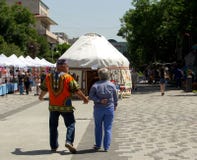 l'homme et la femme vont au yurt photographie stock libre de droits l'homme et la femme vont au yurt photographie stock libre de droits