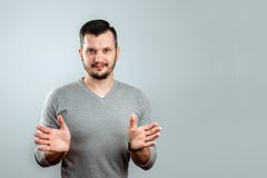 L'homme jette ses mains image stock L'homme jette ses mains image stock