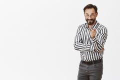 L'homme ne croient pas que l'ami peut le faire, riant au-dessus de lui tout en se dirigeant avec l'index à l'appareil-photo, sour photos libres de droits L'homme ne croient pas que l'ami peut le faire, riant au-dessus de lui tout en se dirigeant avec l'index à l'appareil-photo, sour photos libres de droits