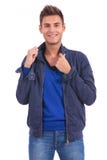 L'homme occasionnel tire le collier et le sourire de sa veste photo stock L'homme occasionnel tire le collier et le sourire de sa veste photo stock
