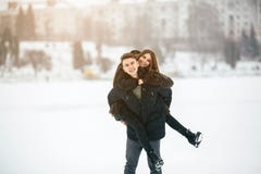 L'homme porte son amie sur le dos Photos stock L'homme porte son amie sur le dos Photos stock