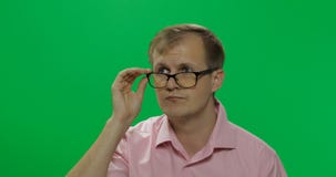 L'homme réfléchi bel dans la chemise rose pense à quelque chose Plan rapproch? image libre de droits L'homme réfléchi bel dans la chemise rose pense à quelque chose Plan rapproch? image libre de droits
