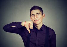 L'homme sarcastique montrant à des pouces vers le bas heureux quelqu'un a fait l'erreur photos libres de droits L'homme sarcastique montrant à des pouces vers le bas heureux quelqu'un a fait l'erreur photos libres de droits