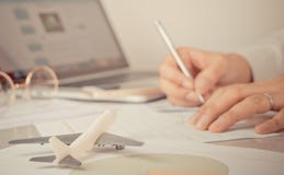 L'homme signe des documents pour son voyage de voyage d'affaires photographie stock L'homme signe des documents pour son voyage de voyage d'affaires photographie stock