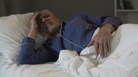 L'homme supérieur ne peut pas dormir, mal de tête et migraine terribles de souffrance, insomnie image libre de droits L'homme supérieur ne peut pas dormir, mal de tête et migraine terribles de souffrance, insomnie image libre de droits