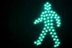 L'homme vert vont feu de signalisation piétonnière photographie stock L'homme vert vont feu de signalisation piétonnière photographie stock