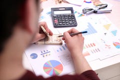 L'homme écrit sur les notes indiennes de devise avec le crayon Photo de papier, de calculatrice et d'agrafeuse de diagramme photos libres de droits L'homme écrit sur les notes indiennes de devise avec le crayon Photo de papier, de calculatrice et d'agrafeuse de diagramme photos libres de droits
