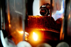 L'huile complètent une lampe pour s'allumer et pour l'usage dans l'encens Photographie stock L'huile complètent une lampe pour s'allumer et pour l'usage dans l'encens Photographie stock