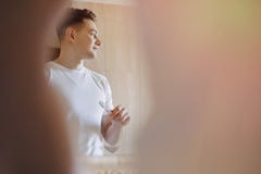 L'hygiène de matin, le garçon se brosse les dents près du miroir image stock L'hygiène de matin, le garçon se brosse les dents près du miroir image stock
