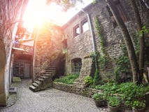 L'iarda del monastero domenicano nella vecchia città Tallinn, Estonia immagini stock libere da diritti L'iarda del monastero domenicano nella vecchia città Tallinn, Estonia immagini stock libere da diritti