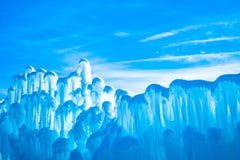 L'image bleu-clair abstraite fabuleuse de fond avec le dessus de la glace a fait le mur et le ciel bleu photo stock L'image bleu-clair abstraite fabuleuse de fond avec le dessus de la glace a fait le mur et le ciel bleu photo stock
