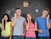 L'image composée d'un groupe de sourire d'amis transforment des appels tout en regardant en appareil-photo Photos stock L'image composée d'un groupe de sourire d'amis transforment des appels tout en regardant en appareil-photo Photos stock