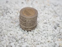 L'image de la pile de deux pièces de monnaie d'euro sur de petites pierres blanches se ferment photographie stock libre de droits L'image de la pile de deux pièces de monnaie d'euro sur de petites pierres blanches se ferment photographie stock libre de droits