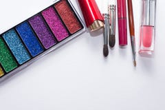 L'image ?tendue plate des cosm?tiques de beaut? composent avec des rouges ? l?vres, palette de fard ? paupi?res, brosses, lustre photographie stock libre de droits L'image ?tendue plate des cosm?tiques de beaut? composent avec des rouges ? l?vres, palette de fard ? paupi?res, brosses, lustre photographie stock libre de droits