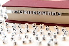 L'immaginazione di parola scritta con le lettere fra un libro impagina il fondo bianco con le lettere sparse intorno al concetto immagine stock libera da diritti L'immaginazione di parola scritta con le lettere fra un libro impagina il fondo bianco con le lettere sparse intorno al concetto immagine stock libera da diritti
