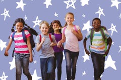 L'immagine composita della scuola scherza il funzionamento in corridoio della scuola immagine stock libera da diritti L'immagine composita della scuola scherza il funzionamento in corridoio della scuola immagine stock libera da diritti