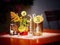 L'immagine di una regolazione della tavola in un tedesco bavarese beergarden immagine stock L'immagine di una regolazione della tavola in un tedesco bavarese beergarden immagine stock