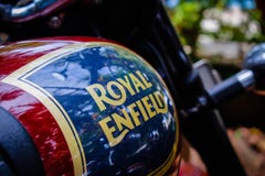 L'India, †«aprile - 2017 di Goa il serbatoio di combustibile del motociclo reale di Enfield fotografia stock L'India, †«aprile - 2017 di Goa il serbatoio di combustibile del motociclo reale di Enfield fotografia stock