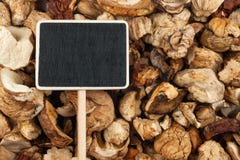 L'indicateur, le prix à payer se trouve sur des champignons photographie stock L'indicateur, le prix à payer se trouve sur des champignons photographie stock