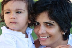 l'Indien est de sourire enfantent et jeune verticale de fils Images stock l'Indien est de sourire enfantent et jeune verticale de fils Images stock