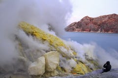 L'Indonésie, Java, 27 Desember 2015 Personne dans le lever de soleil dans le cratère d'un volcan actif d'Ijen L'Indonésie, Java, 27 Desember 2015 Personne dans le lever de soleil dans le cratère d'un volcan actif d'Ijen