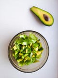 L'insalata con l'avocado ed i semi di sesamo, olio è versata, su un di legno Insalata in un piatto, alimento vegetariano, insalat fotografie stock libere da diritti L'insalata con l'avocado ed i semi di sesamo, olio è versata, su un di legno Insalata in un piatto, alimento vegetariano, insalat fotografie stock libere da diritti