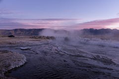 L'insenatura calda avvolge il suo modo attraverso la valle del ` s di Owen sotto le sierre colorate pastello fotografia stock L'insenatura calda avvolge il suo modo attraverso la valle del ` s di Owen sotto le sierre colorate pastello fotografia stock