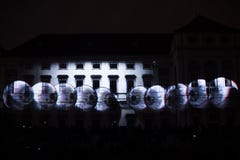 L'installazione Mutis di Videomappaing da Tigrelab ha proiettato al fest di casa della luce di segnalazione di Tyrs del monumento Fotografia Stock L'installazione Mutis di Videomappaing da Tigrelab ha proiettato al fest di casa della luce di segnalazione di Tyrs del monumento Fotografia Stock
