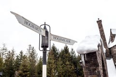 L'intersection de Hogwarts et de Hogsmeade en zone d'attraction de Harry Potter au studio universel Japon images stock L'intersection de Hogwarts et de Hogsmeade en zone d'attraction de Harry Potter au studio universel Japon images stock