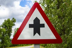 L'intersezione delle strade principali e secondarie è un segnale stradale fotografia stock libera da diritti L'intersezione delle strade principali e secondarie è un segnale stradale fotografia stock libera da diritti