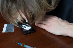 L'intoxiqué à la table emploie la cocaïne Concept contre des drogues photos libres de droits L'intoxiqué à la table emploie la cocaïne Concept contre des drogues photos libres de droits