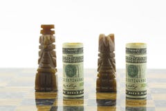 L'investissement américain est dans le jeu dépeint par des pièces d'échecs et photographie stock L'investissement américain est dans le jeu dépeint par des pièces d'échecs et photographie stock