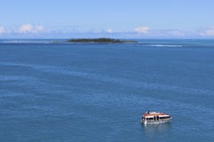 L'isola deserta e una barca, il Pacifico del Nord Fotografia Stock Libera da Diritti L'isola deserta e una barca, il Pacifico del Nord Fotografia Stock Libera da Diritti