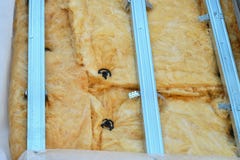 L'isolamento termico esteriore della parete della casa con il primo piano della lana di scorie, risultato non finito dell'install fotografia stock libera da diritti L'isolamento termico esteriore della parete della casa con il primo piano della lana di scorie, risultato non finito dell'install fotografia stock libera da diritti