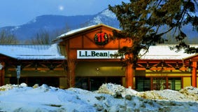 L L Bean Outlet Store på natten i vinter i N Conway NH December 2014 av Eric L Johnson Photography royaltyfri foto L L Bean Outlet Store på natten i vinter i N Conway NH December 2014 av Eric L Johnson Photography royaltyfri foto