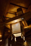 L?mpara ligera de madera en un techo Letonia imágenes de archivo libres de regalías L?mpara ligera de madera en un techo Letonia imágenes de archivo libres de regalías