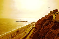 L'océan pacifique et le ` le ` vert de côte sous un Sun puissant, Lima - Pérou photos libres de droits L'océan pacifique et le ` le ` vert de côte sous un Sun puissant, Lima - Pérou photos libres de droits
