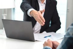L'offre d'homme d'affaires et donnent la main pour la poignée de main dans le bureau Photographie stock libre de droits L'offre d'homme d'affaires et donnent la main pour la poignée de main dans le bureau Photographie stock libre de droits